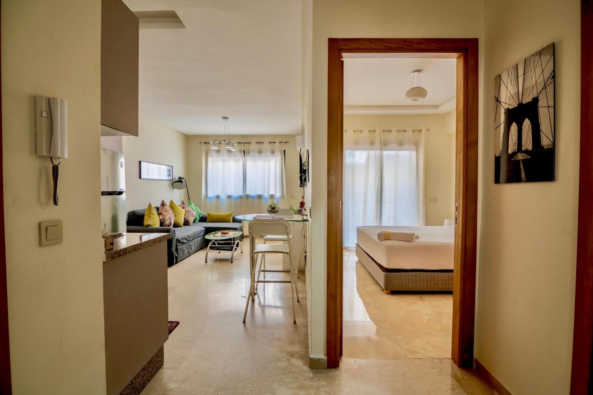 Apartment Luxurious King Bed W/pool. Well Centered. *