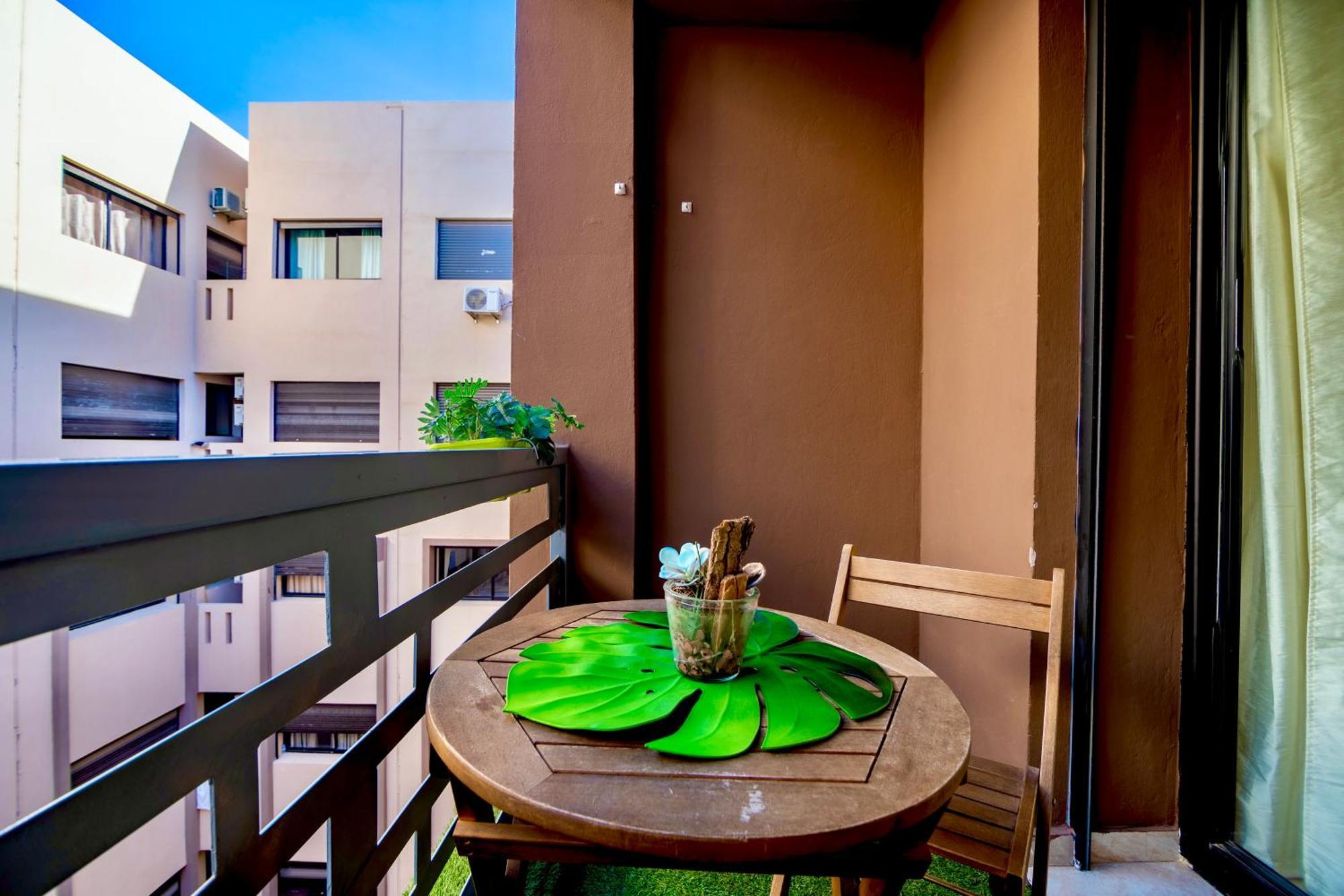 Luxurious King Bed W/pool. Well Centered. Apartment